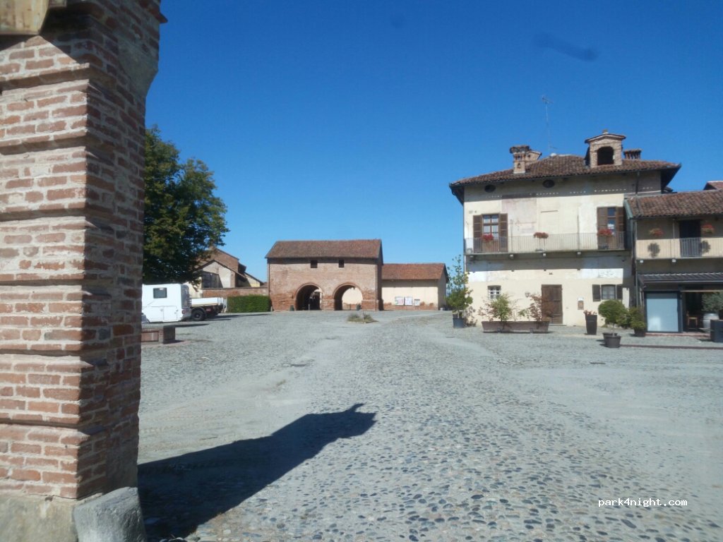 (12036) Staffarda - 1 Piazza Roma — foto 2