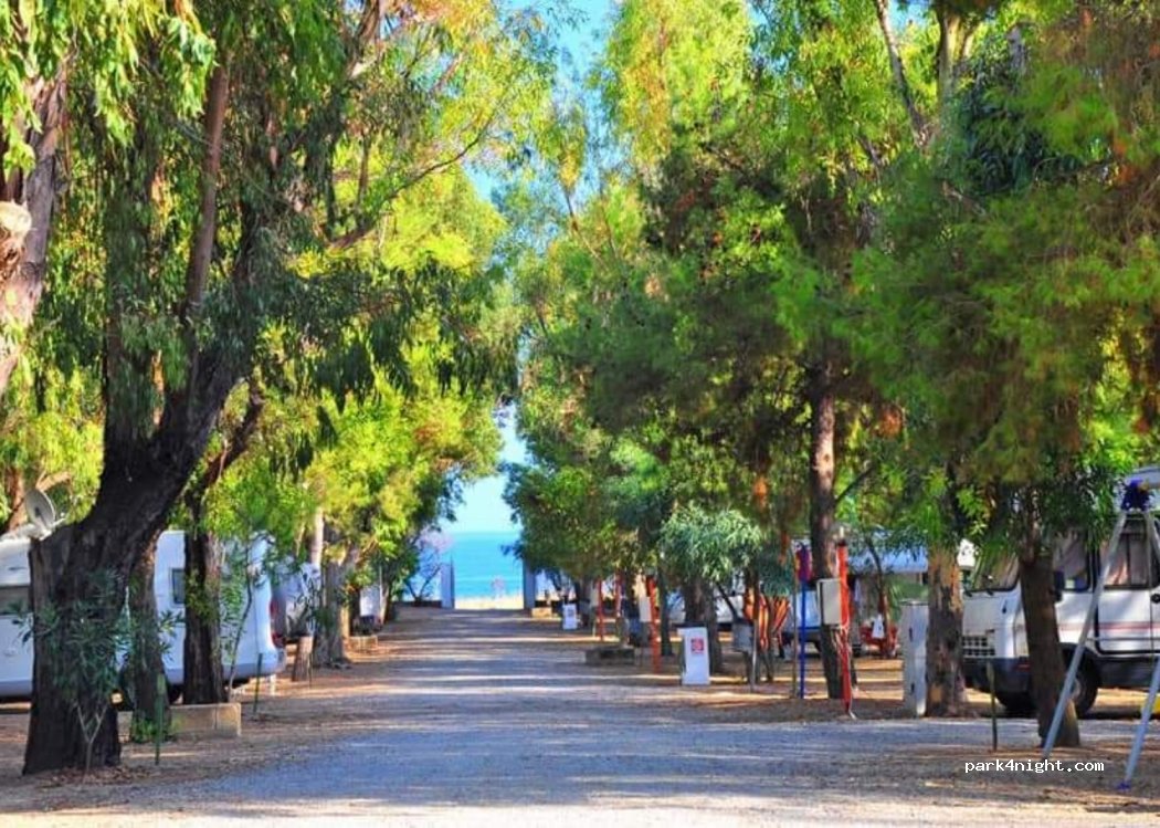 Area Sosta Camper Costa Splendente sul mare — foto