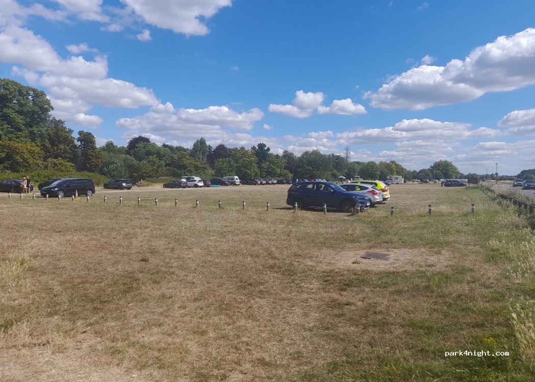 (TW19 5AE) Englefield Green - 43 Windsor Road — foto