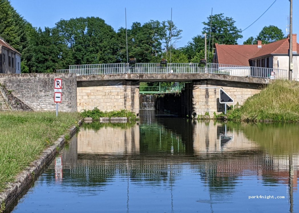 (71420) Génelard - 1-7 Le Bassin — foto 3