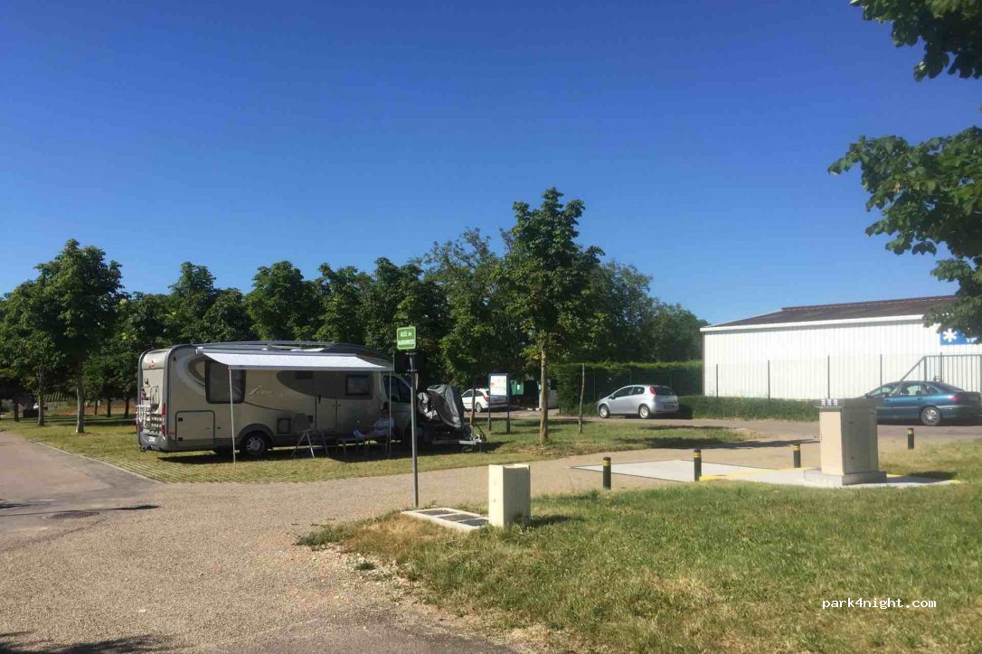 (89700) Épineuil - Place des Relichiens — foto