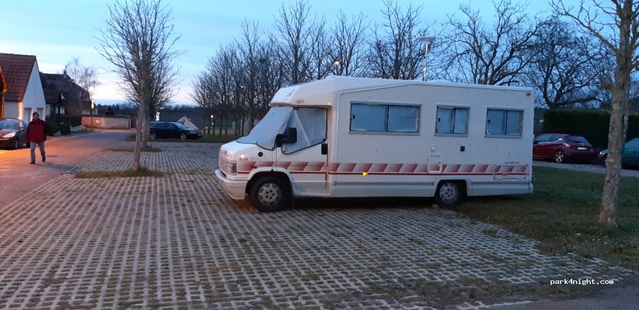 (89700) Épineuil - Place des Relichiens — foto 2