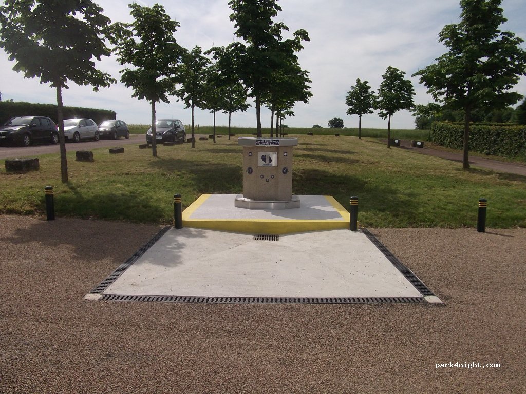 (89700) Épineuil - Place des Relichiens — foto 3