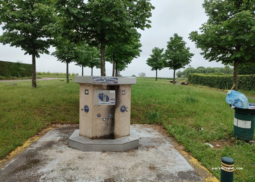 (89700) Épineuil - Place des Relichiens — foto 4