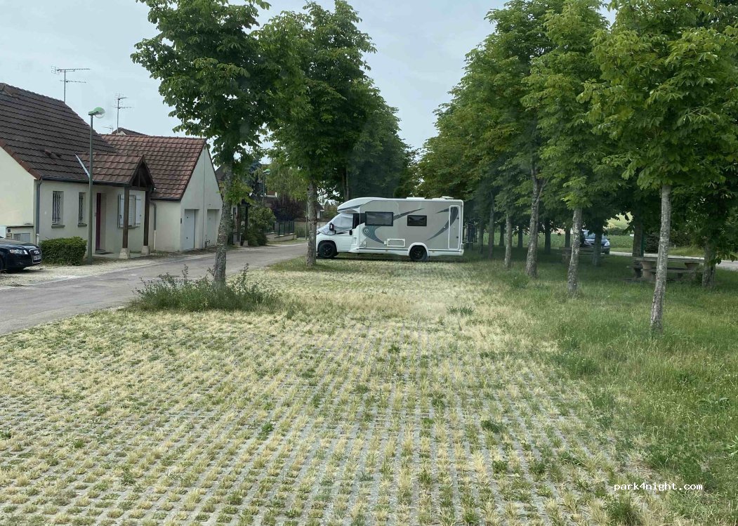 (89700) Épineuil - Place des Relichiens — foto 5