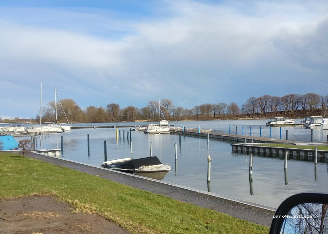 Wohnmobilstellplatz Marina Röbel — foto
