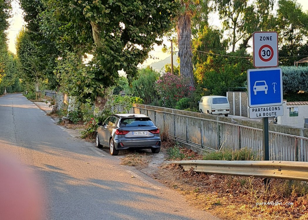 (83400) Hyères - 1590 Chemin du Roubaud — foto 2