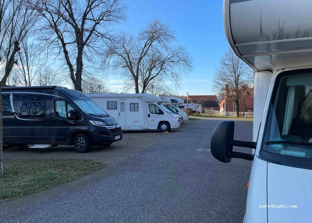 Wohnmobilstellplatz Schlossparkplatz — foto