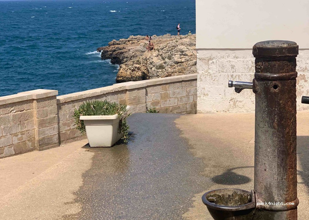 (70044) Polignano a Mare - 100 Lungomare Domenico Modugno — foto