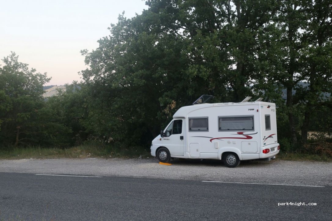 (84400) Rustrel - Route de Saint-Saturnin — foto 2