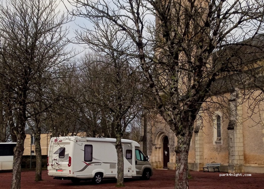 (86190) Chalandray - 2 Place de l Église — foto 2