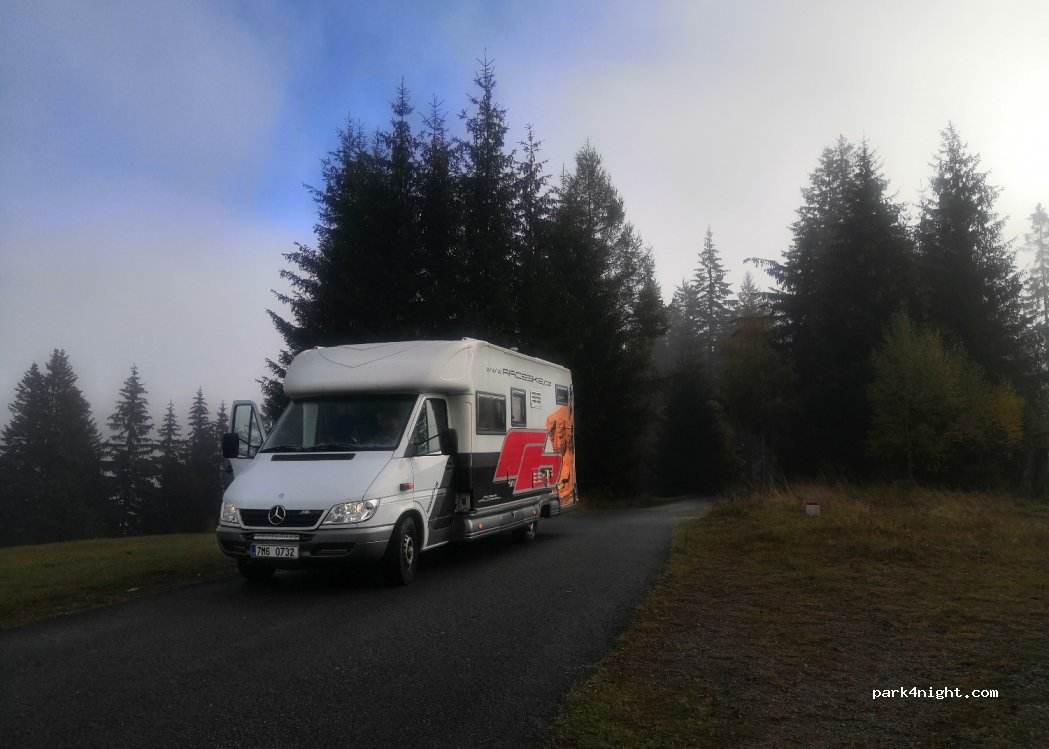 (739 15) Bílá - Unnamed Road — foto