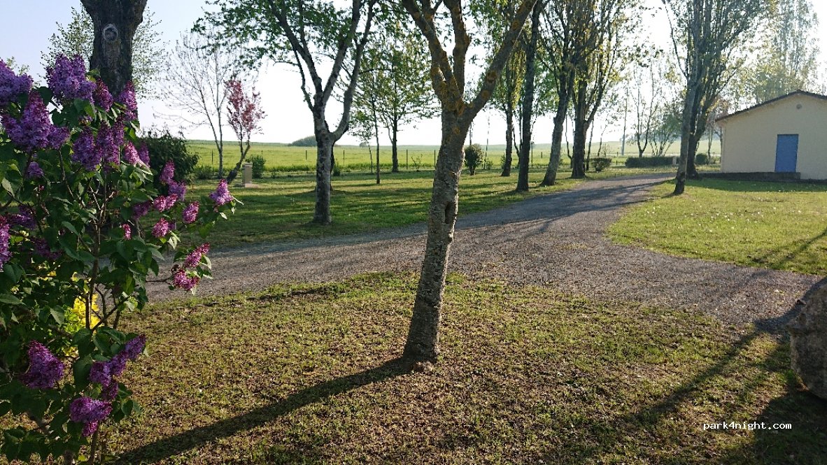 AirePark | Aire de camping-cars Mirambeau — foto 2