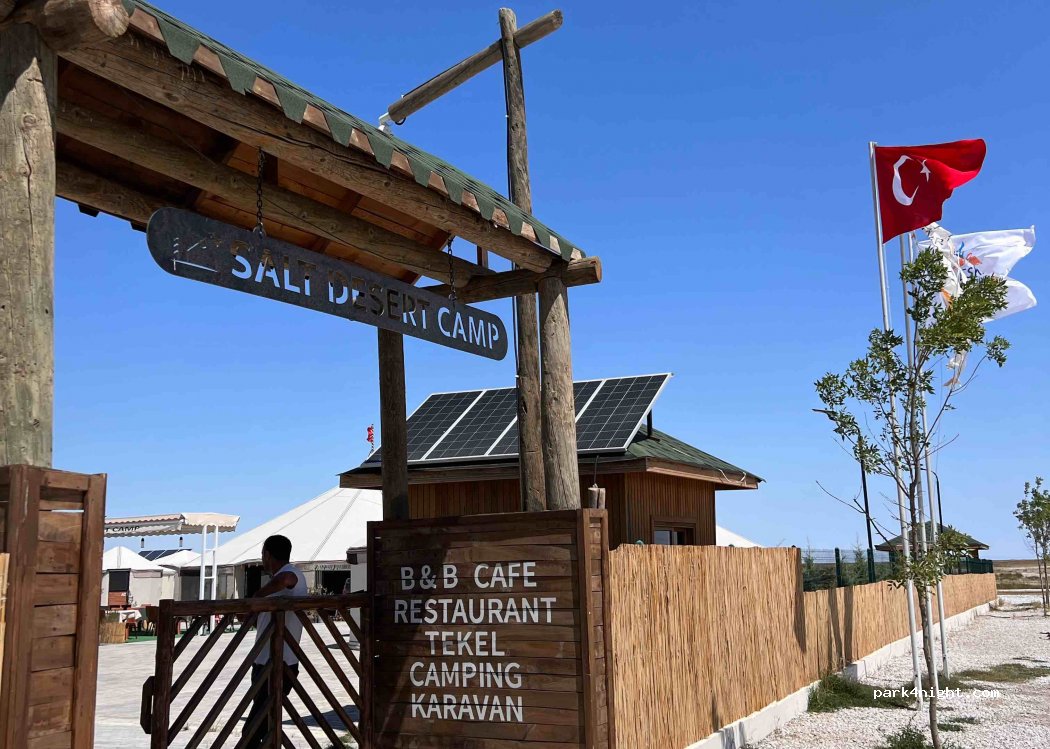 Salt desert camp, Aksaray, Turkey — foto 3
