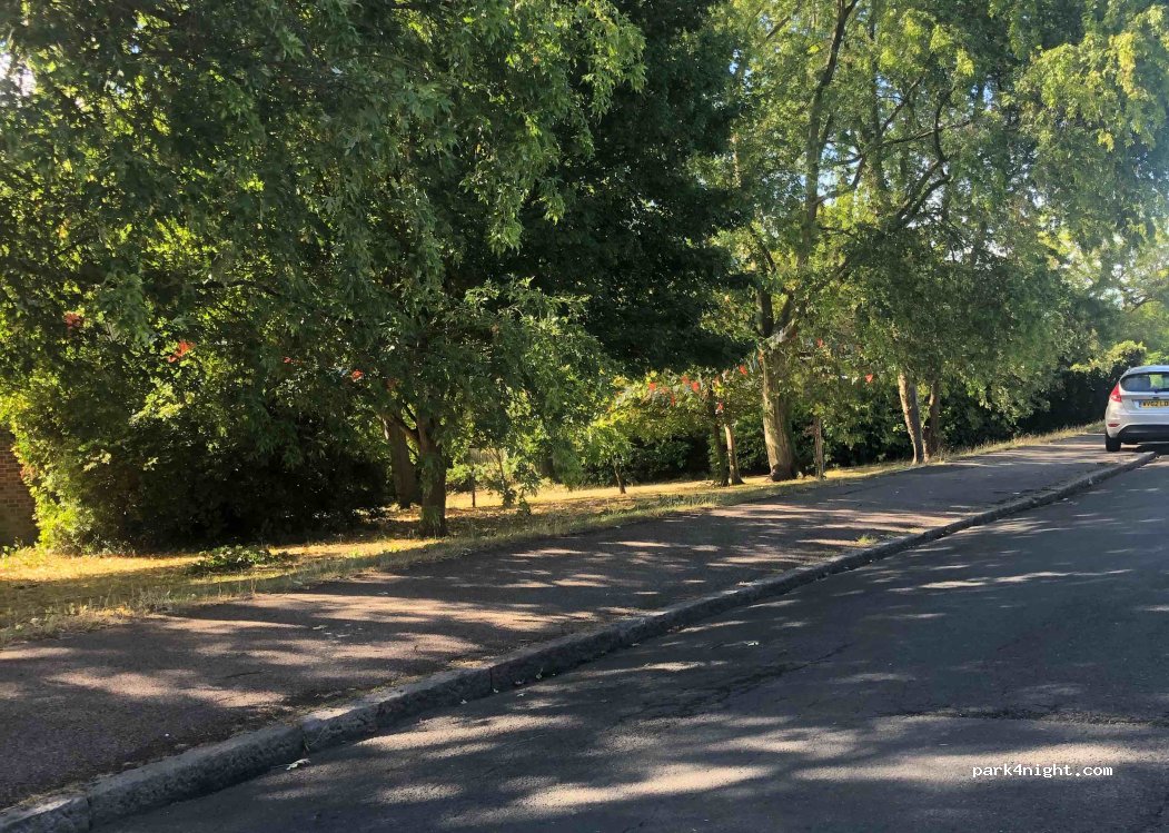 (IG9 5QJ) Backhurst Hill - 6 Russell Road — foto 2