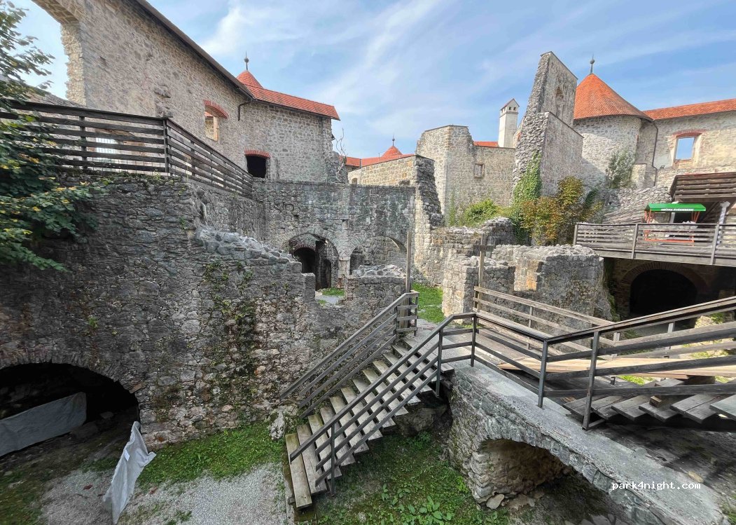 (8360) Žužemberk - 2 Grajski trg — foto 3