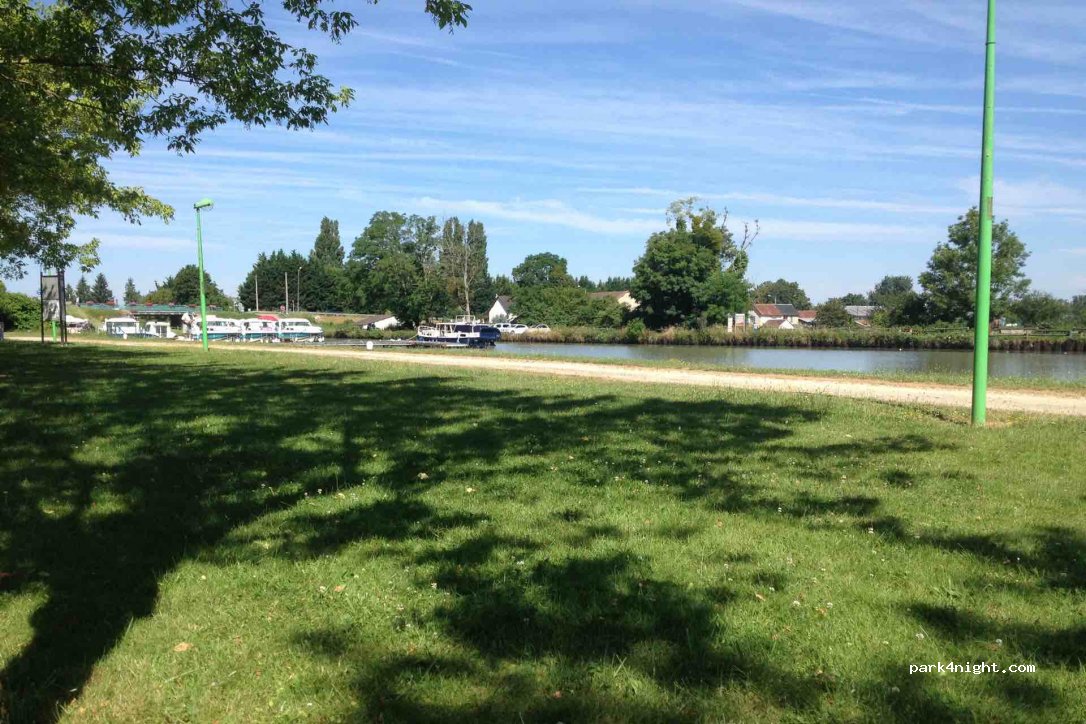 (58000) Sermoise-sur-Loire - 6-9 Rue du Port — foto 2