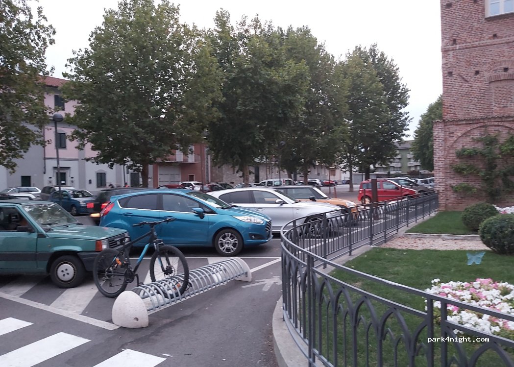 (10022) Carmagnola - 13 Piazza Giovanni Antonio Rayneri — foto