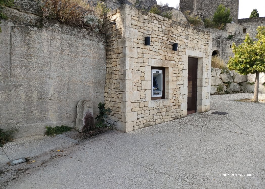 (13520) Les Baux-de-Provence - 1 Esplanade Charles de Gaulle — foto