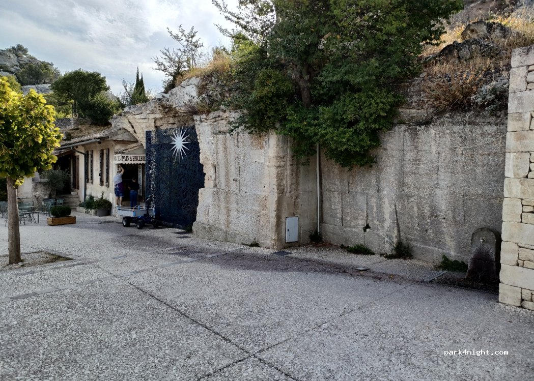 (13520) Les Baux-de-Provence - 1 Esplanade Charles de Gaulle — foto 2