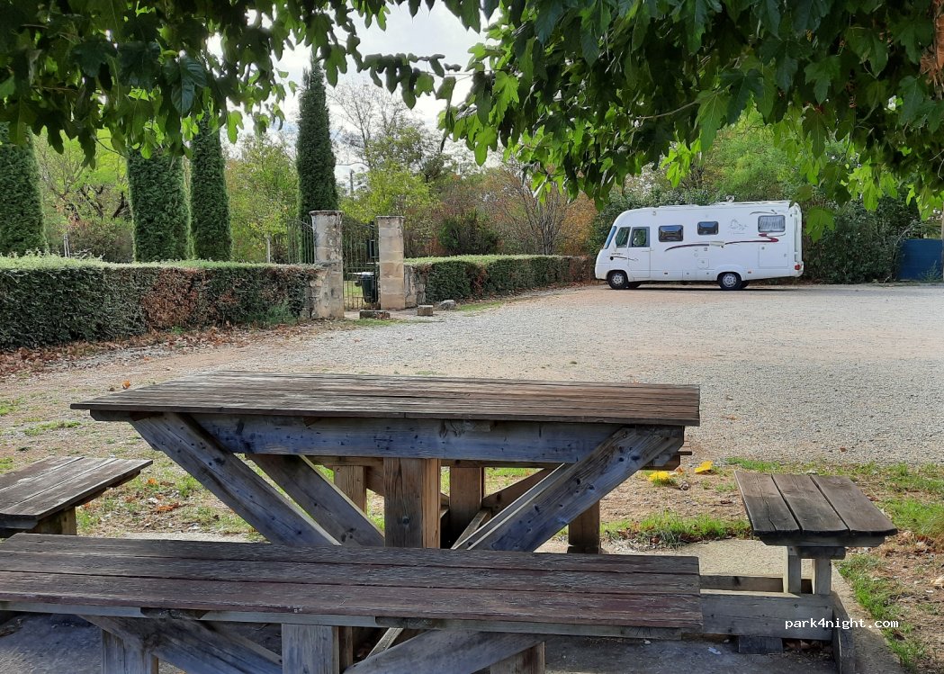 (81440) Montdragon - 2 Place du Château — foto 2