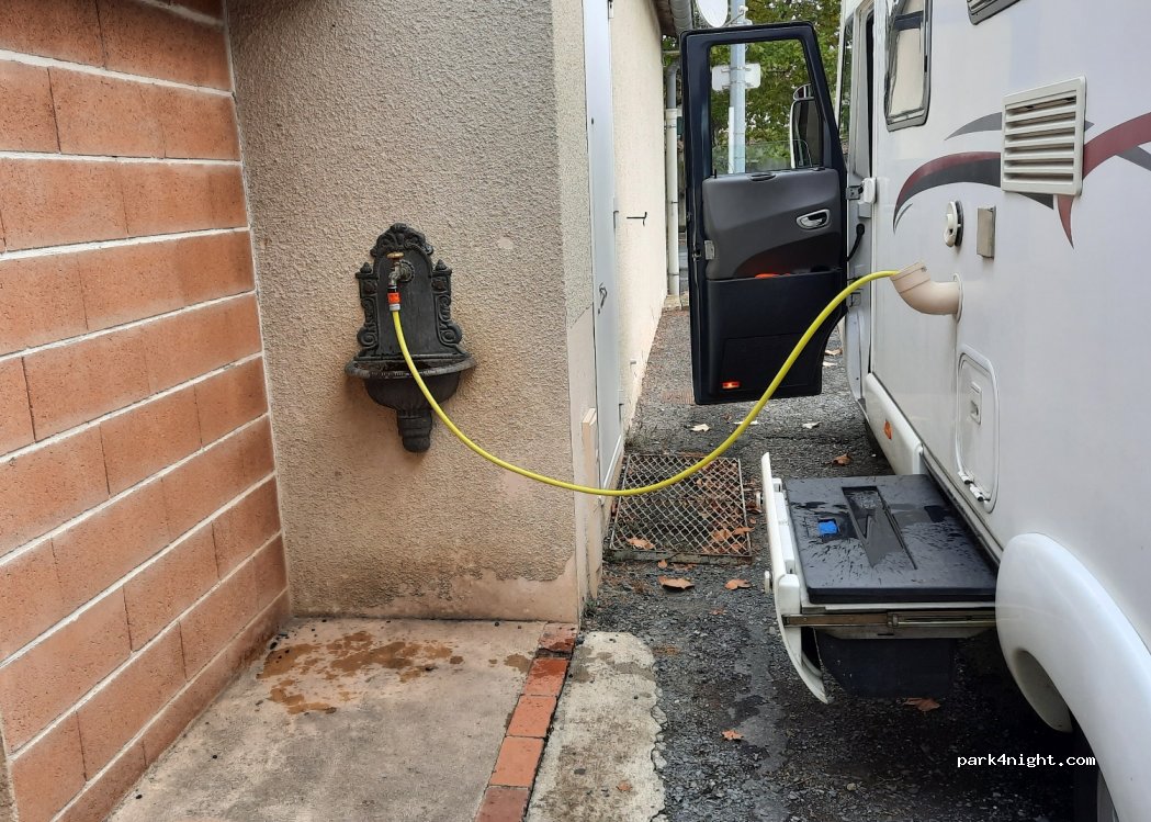 (81440) Montdragon - 2 Place du Château — foto 3