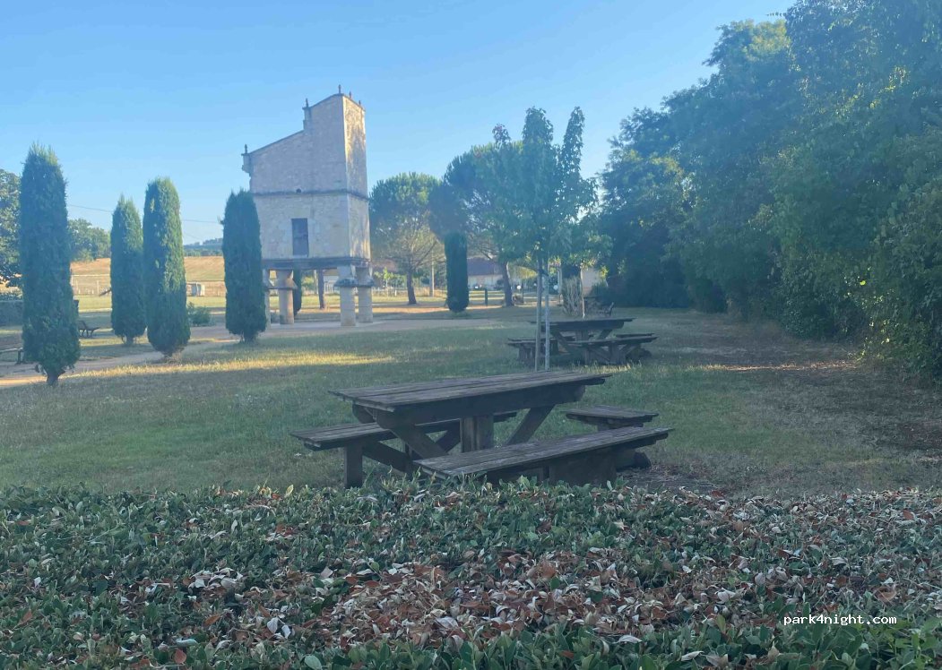 (81440) Montdragon - 2 Place du Château — foto 4