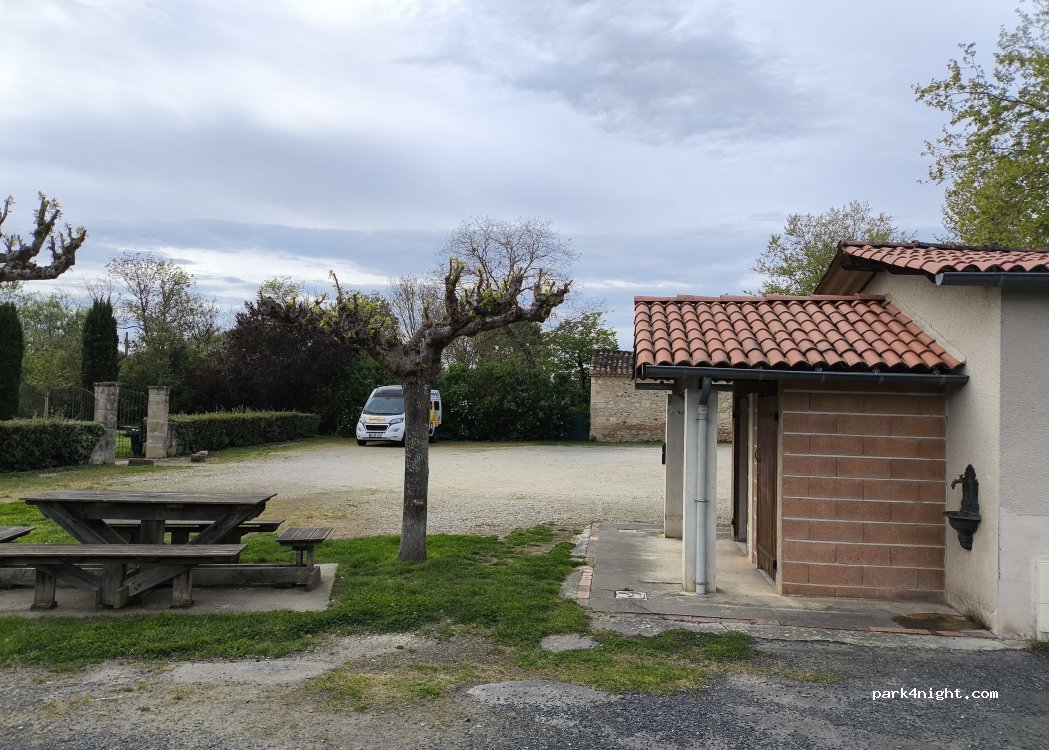 (81440) Montdragon - 2 Place du Château — foto 5