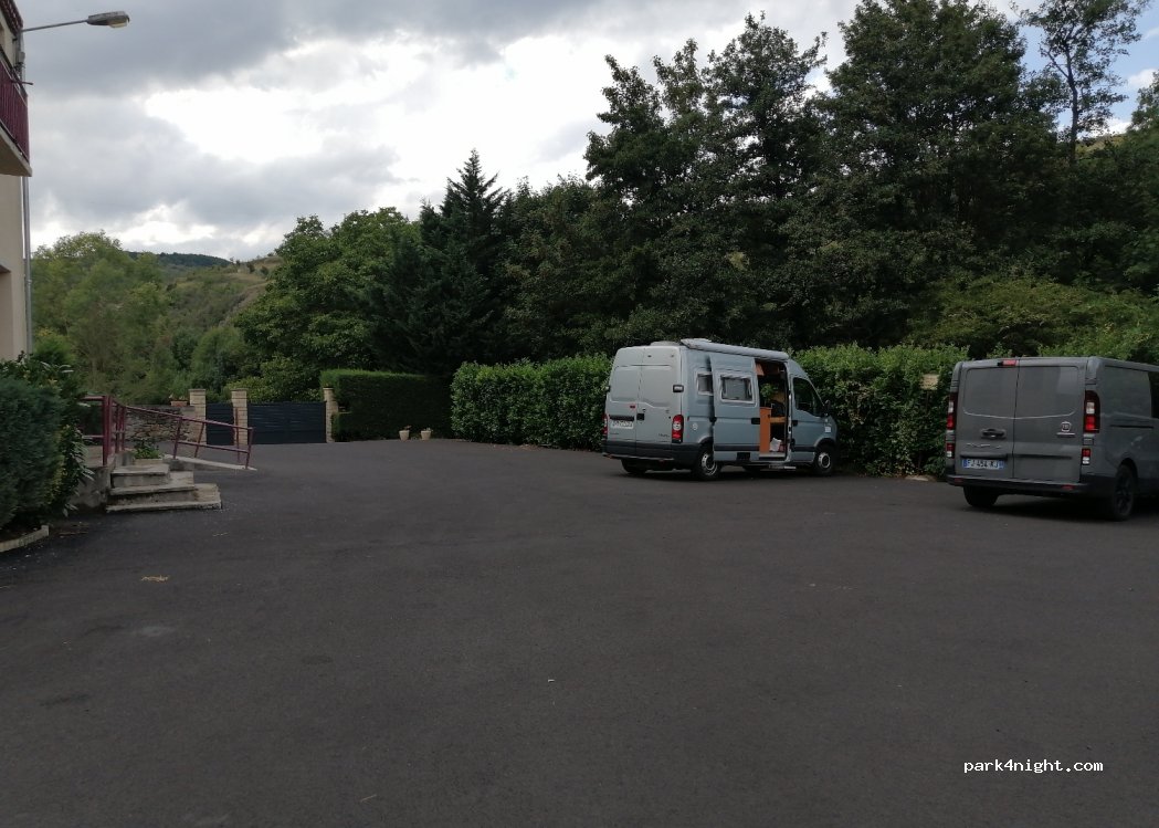 (63320) Saint-Floret - 1 Place du Marronnier — foto