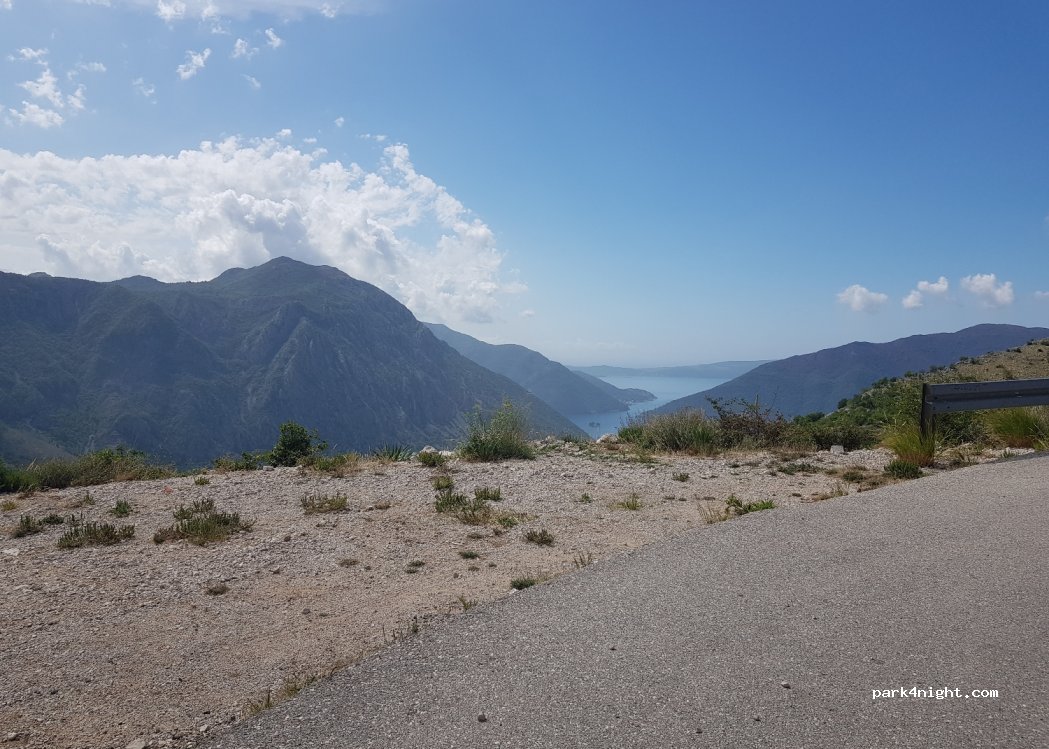 (GMJR+FGC) Risan - Unnamed road — foto