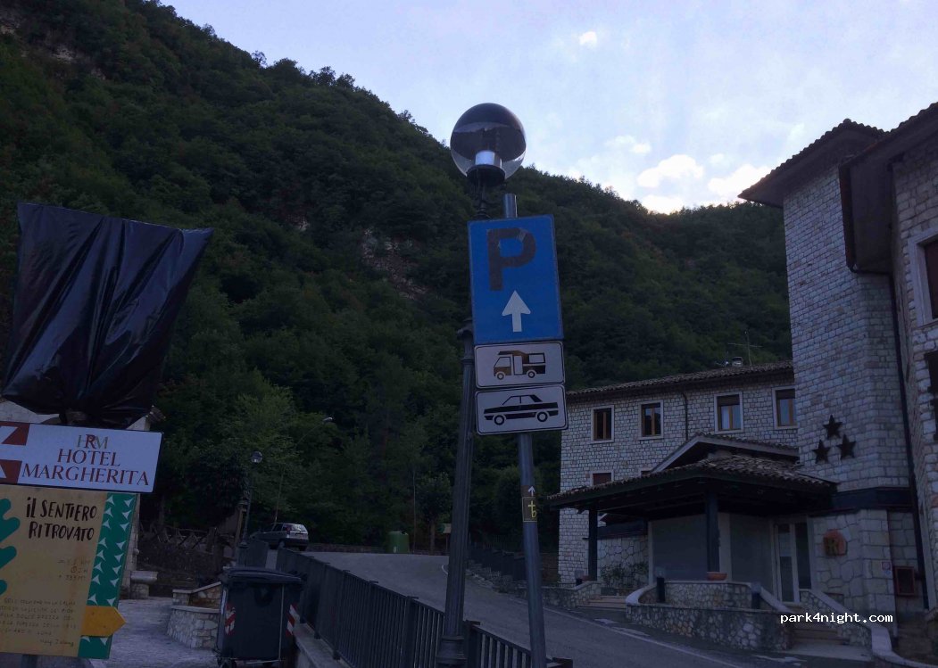 (06043) Umbria - 77 Frazione di Roccaporena — foto