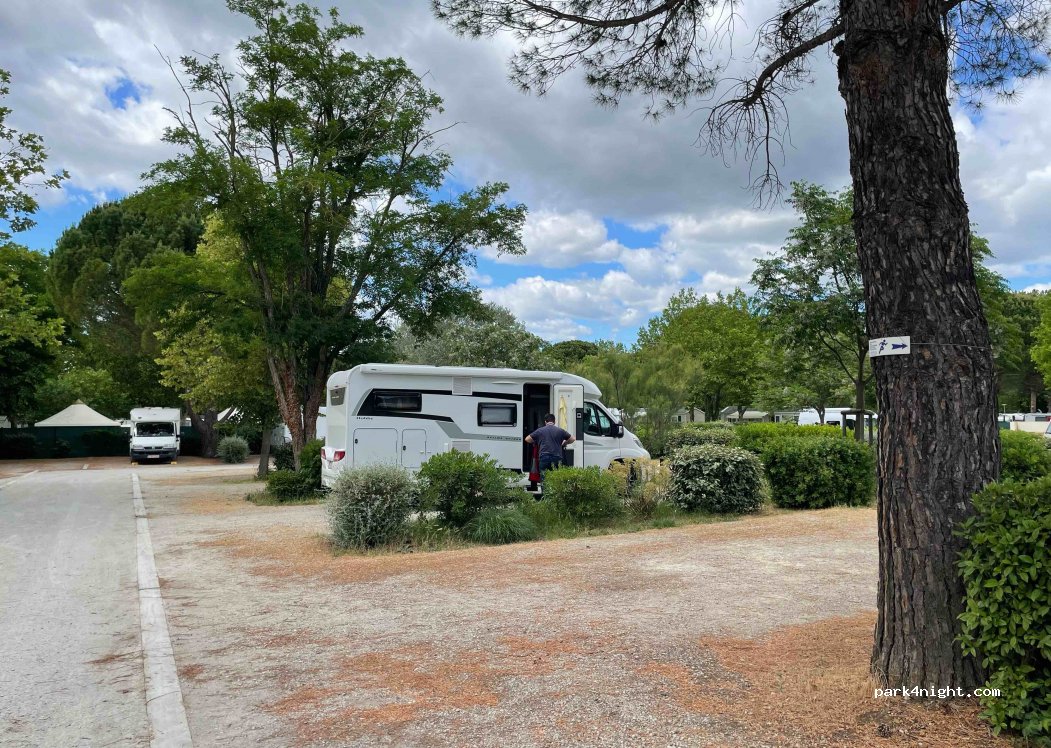 Aire de camping-cars Carcassonne — foto