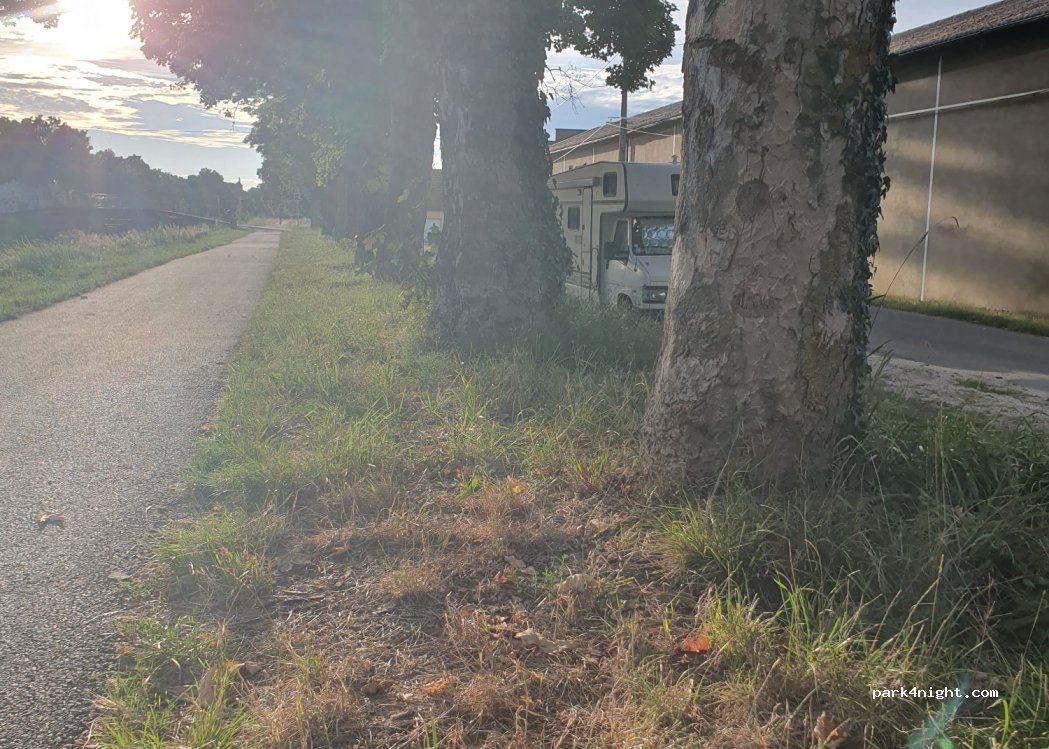 (18100) Vierzon - 24 Passage des Bergeries Ouest — foto