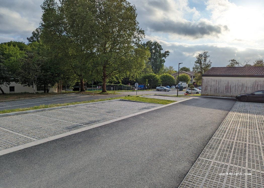(33770) Salles - 23 Rue du Château — foto