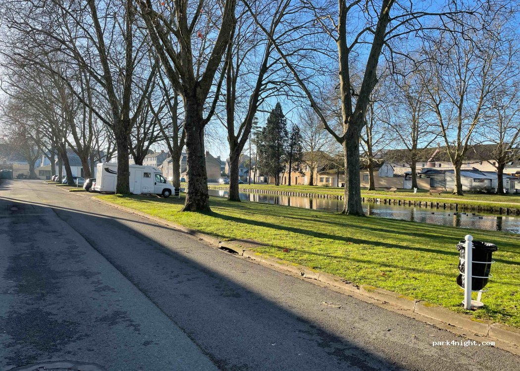 (18500) Mehun-sur-Yèvre - 24 Quai du Canal — foto