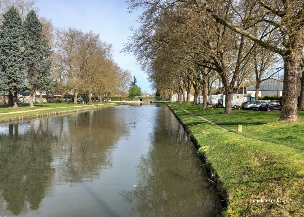 (18500) Mehun-sur-Yèvre - 24 Quai du Canal — foto 2