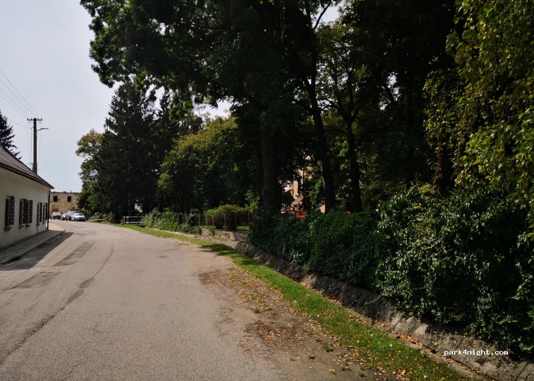 (916 38) Beckov - Unnamed Road — foto 2