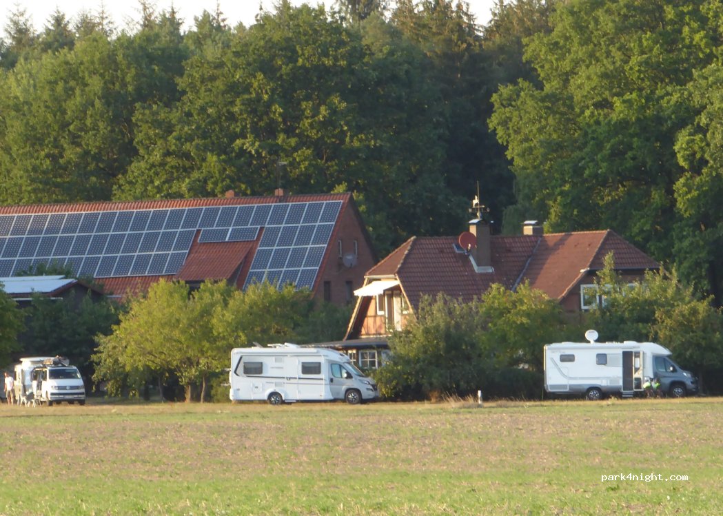 Wohnmobilstellplätze auf dem Bauernhof an den alten Eichen — foto