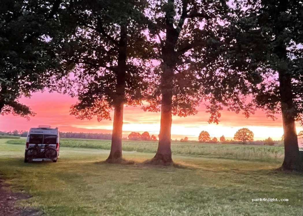 Wohnmobilstellplätze auf dem Bauernhof an den alten Eichen — foto 2