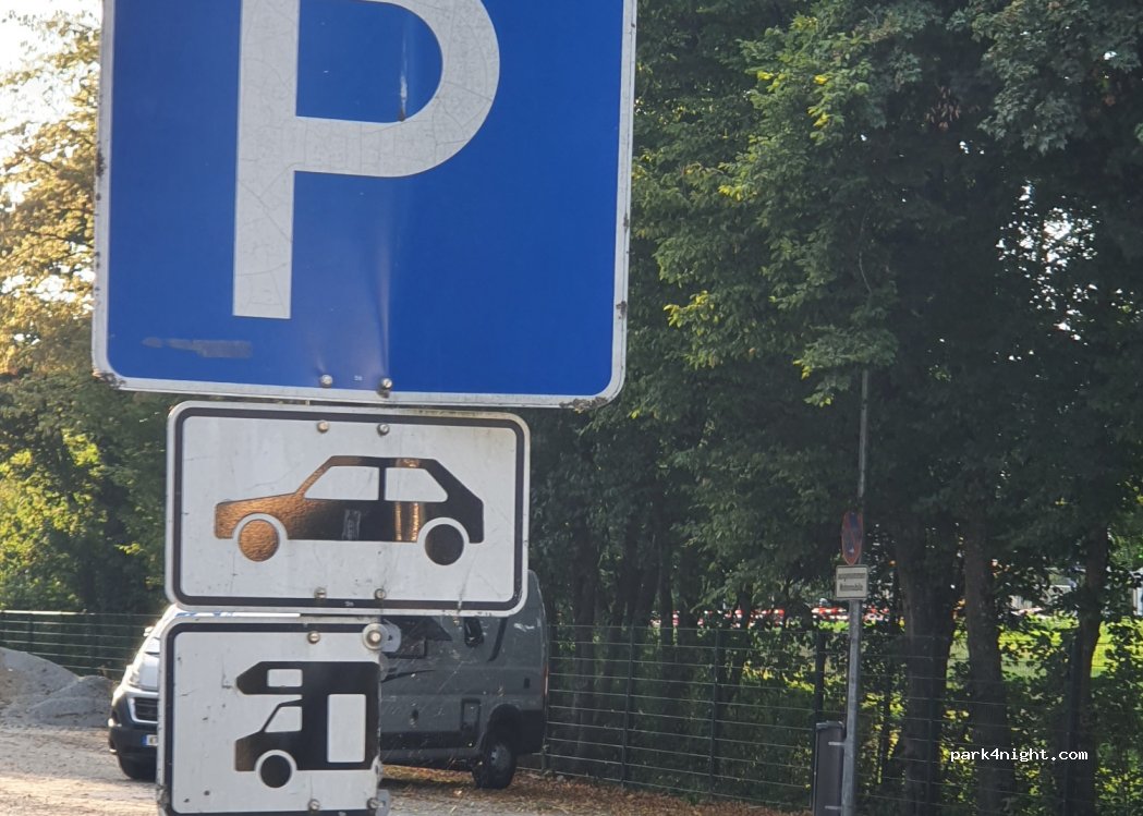 Wohnmobilstellplatz am Freibad in Plattling — foto