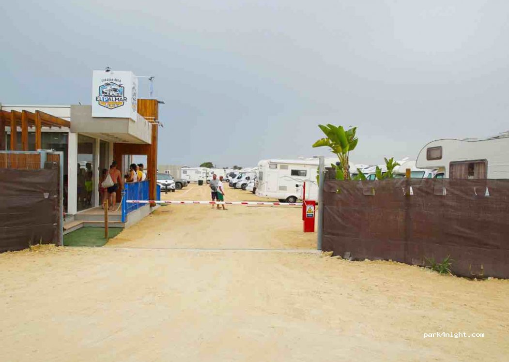 Área Autocaravanas El Palmar Beach — foto