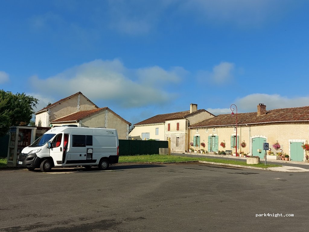 (24400) Saint-Michel-de-Double - Le Bourg — foto 2
