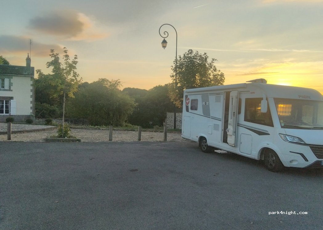 (87210) Saint-Sornin-la-Marche - 3 Place de L’Eglise — foto