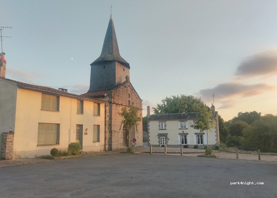 (87210) Saint-Sornin-la-Marche - 3 Place de L’Eglise — foto 2