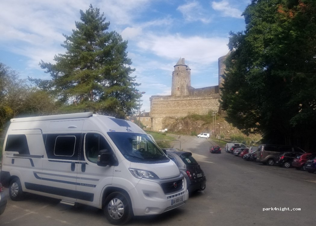 (35300) Fougères - 37 Rue le Bouteiller — foto
