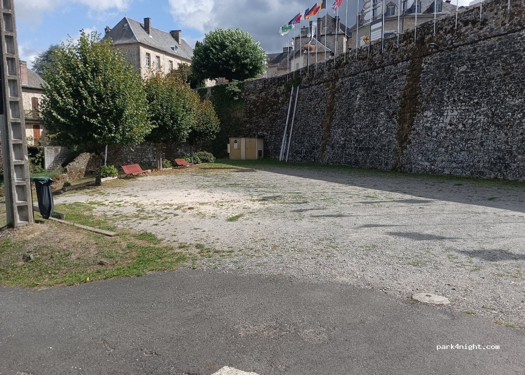 (19260) Treignac - 13 Square Henri Queillé — foto