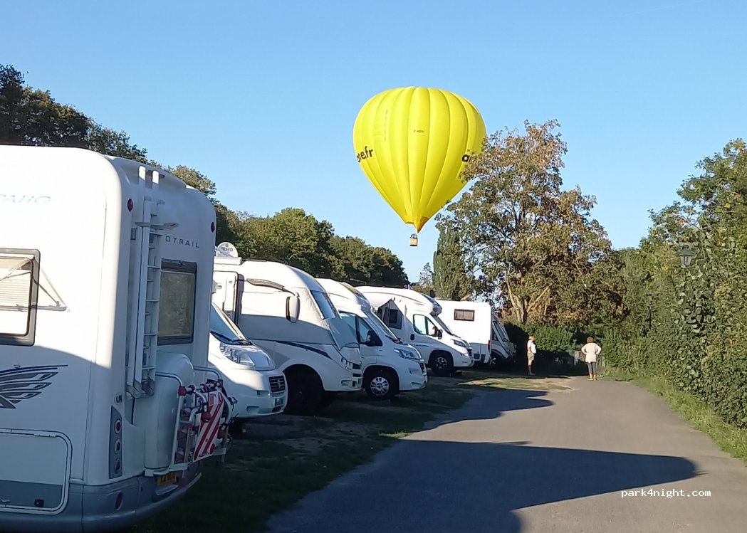 (37400) Amboise - Allée de la Chapelle Saint-Jean — foto