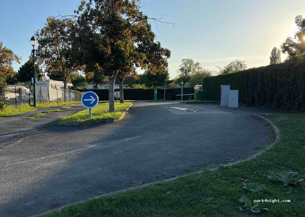 (37400) Amboise - Allée de la Chapelle Saint-Jean — foto 2