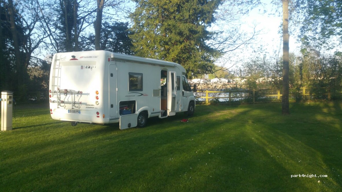 Chertsey Camping and Caravanning Club Site — foto