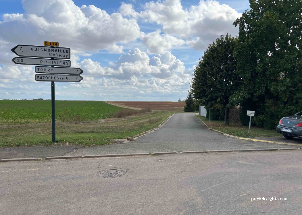 Aire de camping-car à Outarville — foto 2